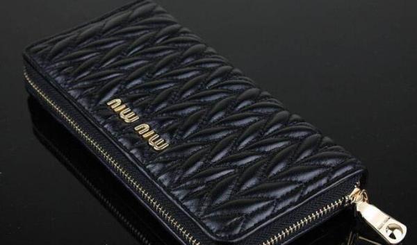  レディースファッションミュウミュウ　圧倒的な存在感があるMIUMIU財布 新作