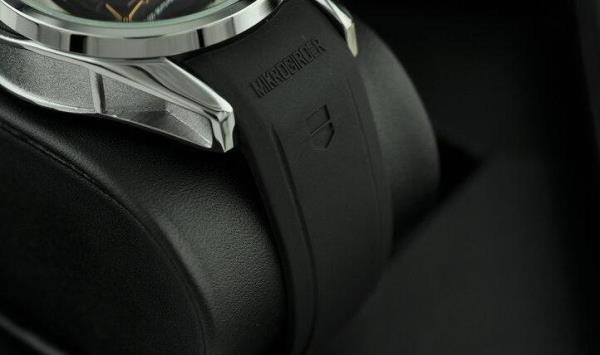実用性も抜群タグホイヤー腕時計メンズ　TAG HEUER　 5針クロノグラフ　 43.55mm　飽きのこないメンズモデル