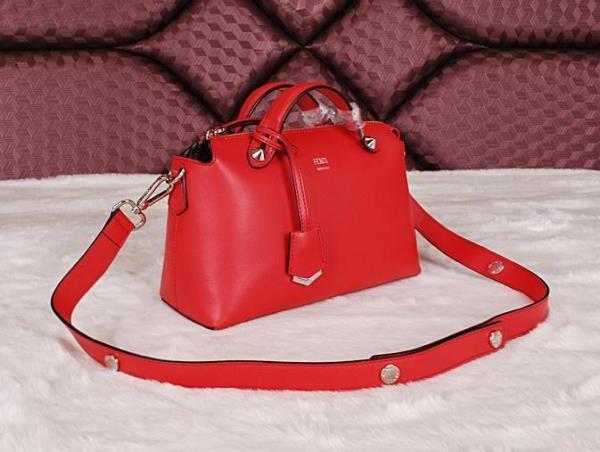 お洒落なFENDI フェンディ 　ショルダーベルト付ハンドバッグ 人気