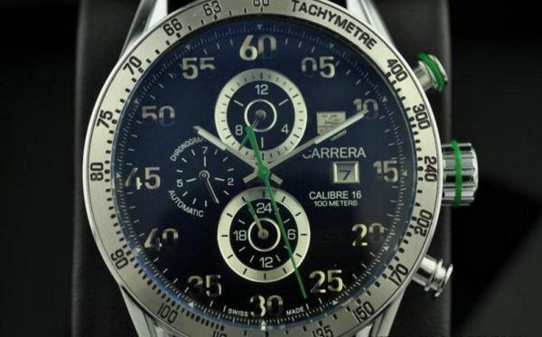 圧倒的な高級感タグホイヤー TAG HEUER カレラ アリゲーターレザー メンズ CV2A1R.FC6235 艶ありの腕時計