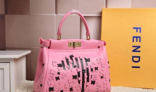 長らく愛されるFENDI フェンディ ファスナーポケット付　 高品質のバックパック　ピンク