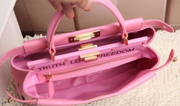 長らく愛されるFENDI フェンディ ファスナーポケット付　 高品質のバックパック　ピンク