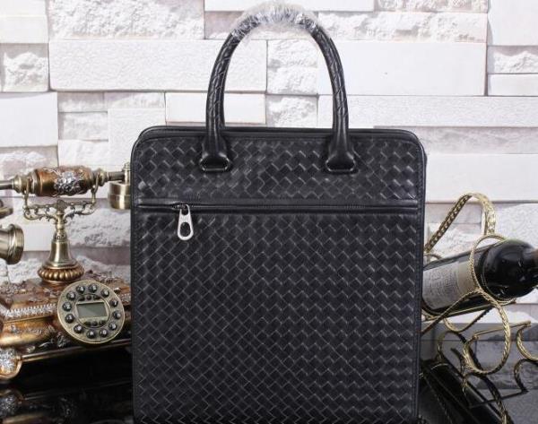 完売品 BOTTEGA VENETA ボッテガ ブランド 　 高級感のあるショルダーベルト付バッグ ブランド 20代