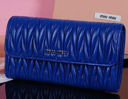 清楚でスタイリッシュ MIUMIU ミュウミュウ コピー財布 フラップ長財布ロゴ有りブ