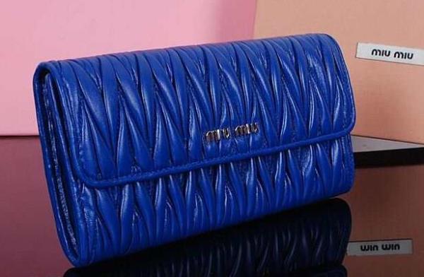 清楚でスタイリッシュ MIUMIU ミュウミュウ コピー財布 フラップ長財布ロゴ有りブ