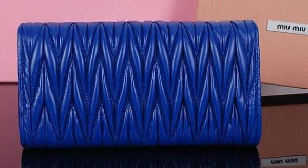 清楚でスタイリッシュ MIUMIU ミュウミュウ コピー財布 フラップ長財布ロゴ有りブ