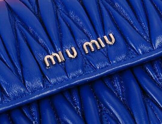 清楚でスタイリッシュ MIUMIU ミュウミュウ コピー財布 フラップ長財布ロゴ有りブ