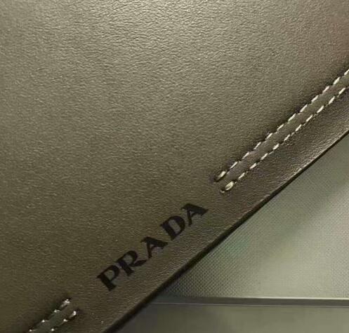 ◆モデル愛用◆PRADAプラダ財布メンズビジネス用二つ折り本革レザースーパーコピー長財布