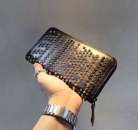 収納豊富　Christian Louboutin クリスチャン ルブタン　使い勝手もよい財布