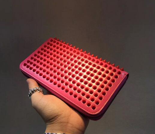大人っぽい個性派のアイテム　クリスチャンルブタン  着回し力抜群の財布.