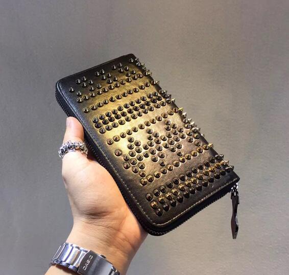 収納豊富　Christian Louboutin クリスチャン ルブタン　使い勝手もよい財布
