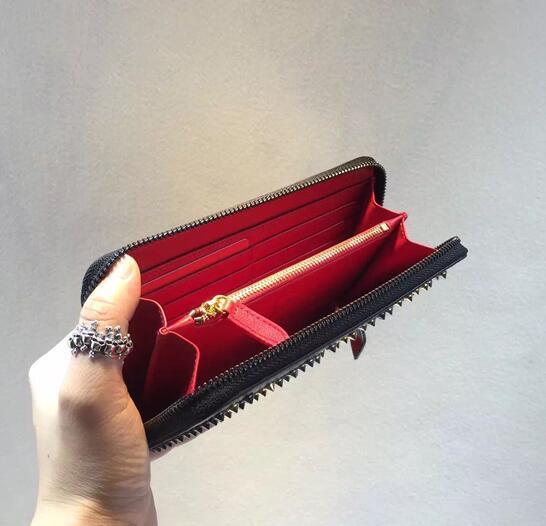 収納豊富　Christian Louboutin クリスチャン ルブタン　使い勝手もよい財布