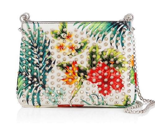  一味違うアイテム　ルブタンChristian Louboutin Triloubi Small Chain Bag　素敵なバッグ.