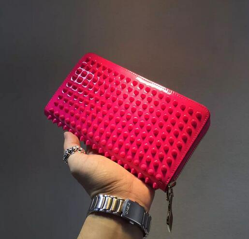 大活躍　クリスチャンルブタンスーパーコピー  Panettone Spike Stud 高貴感を演出する長財布.