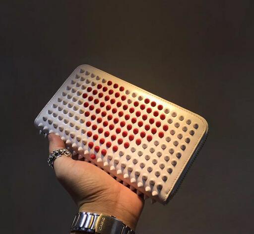一味違うクリスチャンルブタン 偽物 Christian Louboutin  オシャレ度もスタイルアップスタッズウォレット.