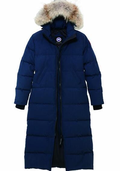 細身に見せてくれるアイテム　CANADA GOOSE/カナダグース　女性のダウンジャケット.