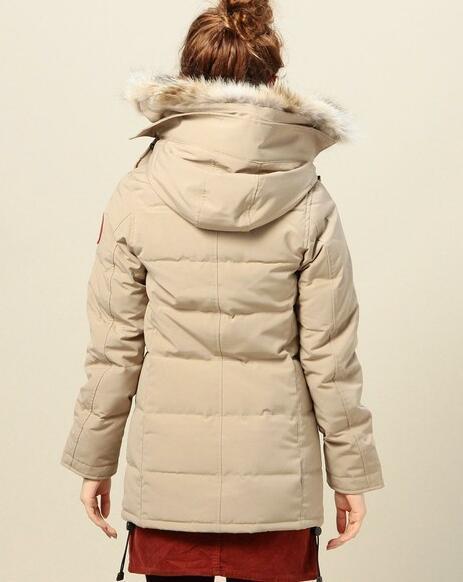 大人っぽくも可愛らしいアイテム　CANADA GOOSE 　上品素材なダウンジャケット.