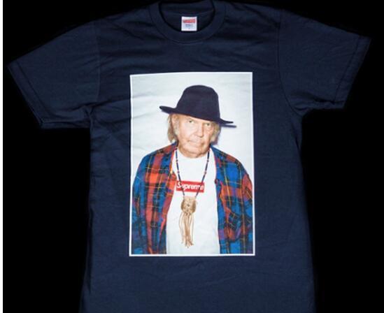 時代感には欠かせないSupreme シュプリーム　デザイン性の高いTシャツ　ネイビー .