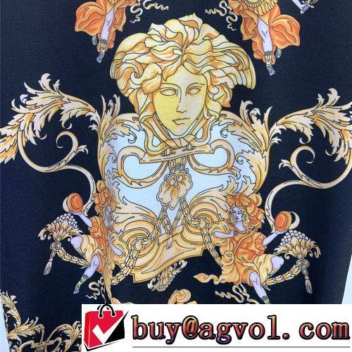 半袖Tシャツ 着心地満点 ヴェルサーチスーパーコピー デザイン性の高い プリント お洒落な存在感 オリジナル 2022春夏