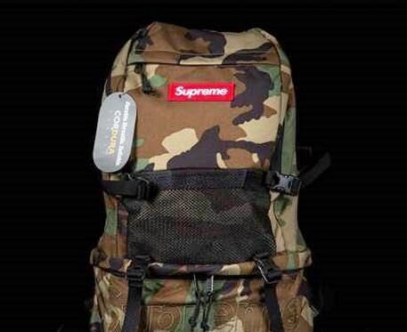 完売品　Supreme 15FW Contour Backpack 　コンツアー バックパック 個性的なデザイン　ウッドランドカモ.