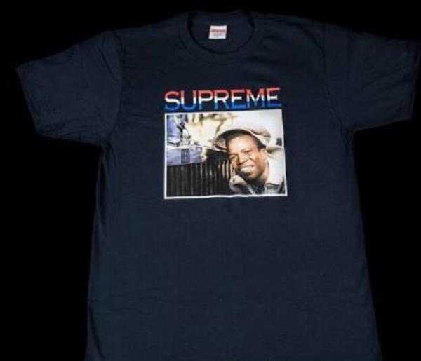 配色が魅力シュプリーム バーリントン・リーヴィ イングリッシュメンTシャツ	ネイビー.