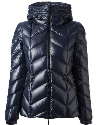 シンプルなデザイン　MONCLER モンクレール　快適に ダウンコート.