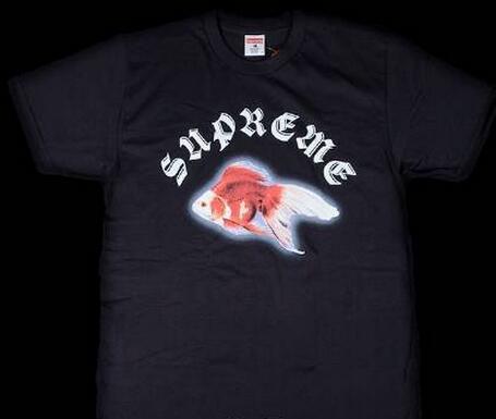 大人っぽい印象シュプリーム サスタッチゴールドフィッシュ　相性も抜群 Tシャツ　ブラック.