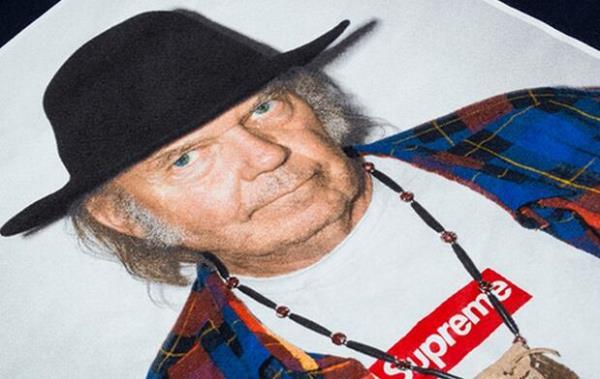 時代感には欠かせないSupreme シュプリーム　デザイン性の高いTシャツ　ネイビー .