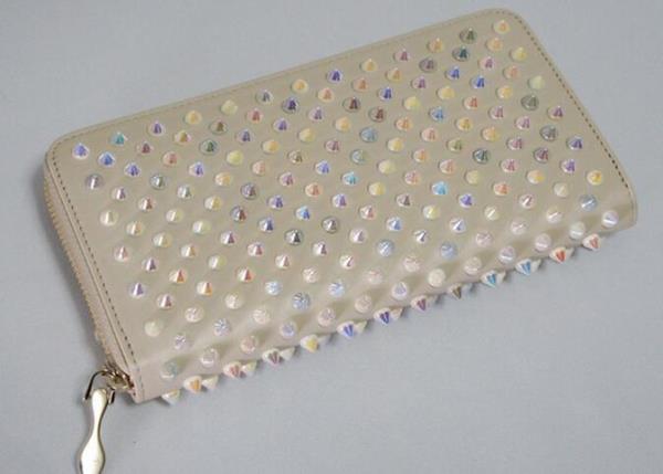使い勝手の良いクリスチャンルブタン  機能性の高いスタッズ財布 アイボリー .