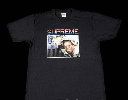 大人カジュアルな一品　シュプリーム バーリントン・リーヴィ イングリッシュメン　躍動感あるTシャツブラック.