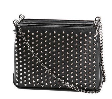 大人気　Christian Louboutin ルブタンスーパーコピー 機能性あるショルダーバッグ ブラック .