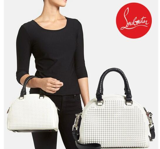 お買い得　クリスチャン ルブタン　 Christian Louboutin　優しい肌触りの良いスタッズドームサッチェルバッグ　ホワイト 
