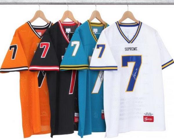 清涼感が満点であるSUPREME ヘイルマリーフットボールトップ定番の Tシャツ .