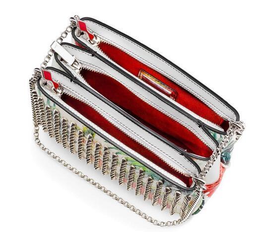  一味違うアイテム　ルブタンChristian Louboutin Triloubi Small Chain Bag　素敵なバッグ.