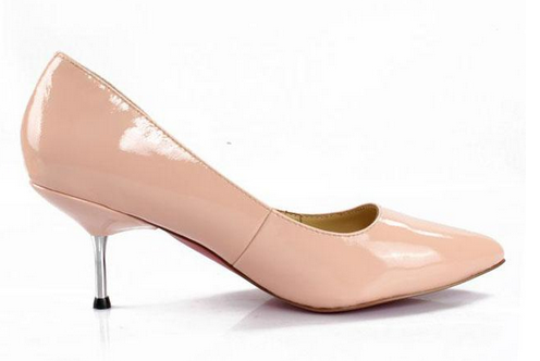 クリスチャン・ルブタン偽物美しいフォルムと気品漂うパンプス