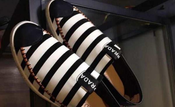  PRADA プラダ 偽物 フラットシューズ