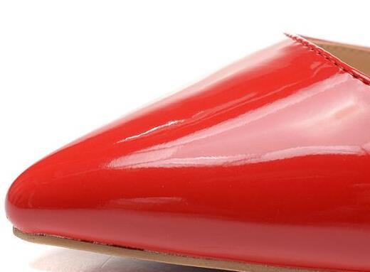 Christian Louboutinクリスチャンルブタン エナメル革 とんがりトウ