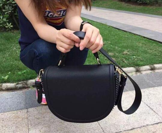 クリスチャンルブタン Christian Louboutin スパイク ショルダーバッグ