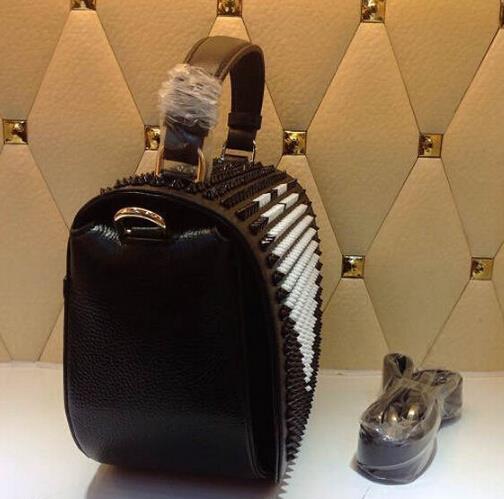 Christian Louboutin ハート型 スパイク ショルダーバッグ