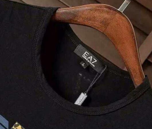 ARMANI アルマーニ 高級感を引き立てる 半袖Tシャツ