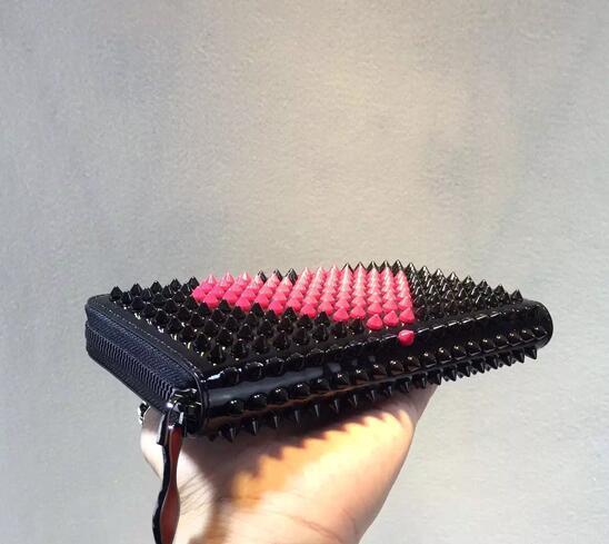 収納できるアイテム　クリスチャン ルブタン　Christian Louboutin　今季セール財布 スタッズウォレット  高級感溢れるデザイン　クリスチャン ルブタン　パテントカーフ　ラウンドファスナー長財布　ブラック　