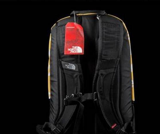 かっこいいデザインに　Supreme　The North Face Base Camp Crimp Backpack シュプリーム ベースキャンプクリンプ　カジュアルバックパック.