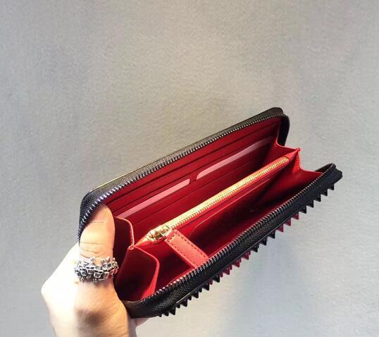 収納できるアイテム　クリスチャン ルブタン　Christian Louboutin　今季セール財布 スタッズウォレット  高級感溢れるデザイン　クリスチャン ルブタン　パテントカーフ　ラウンドファスナー長財布　ブラック　