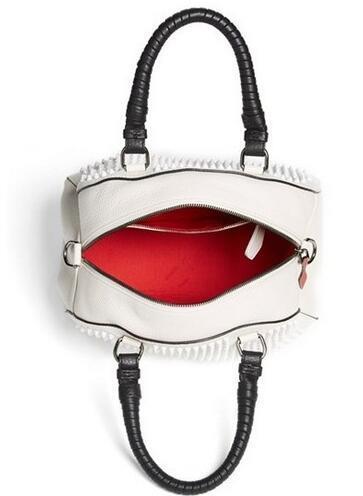 お買い得　クリスチャン ルブタン　 Christian Louboutin　優しい肌触りの良いスタッズドームサッチェルバッグ　ホワイト 