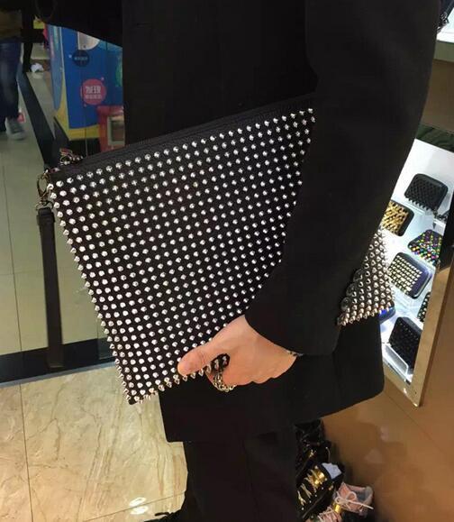 大人気アイテム　スタッズクラッチ　ルブタンコピー　Peter Pouch 上質な スパイクバッグ.