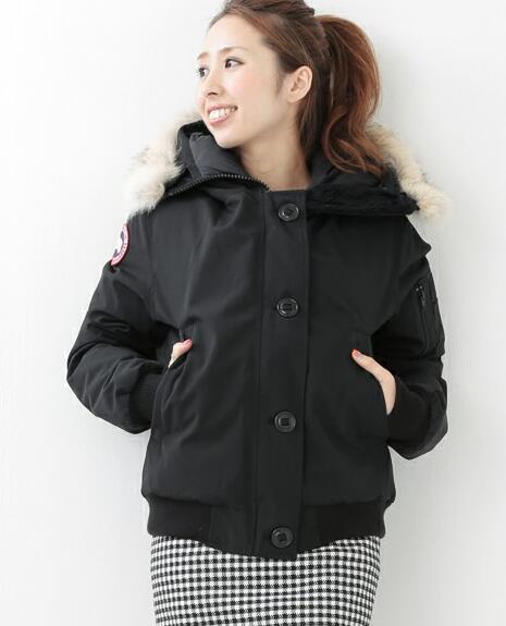 着心地も快適に　CANADA GOOSE　　保温性を高めるレディースダウンジャケット.