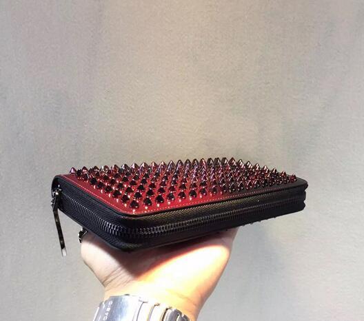 ファッション性があるChristian Louboutin クリスチャン ルブタンコピー 美しいスタッズ長財布  .
