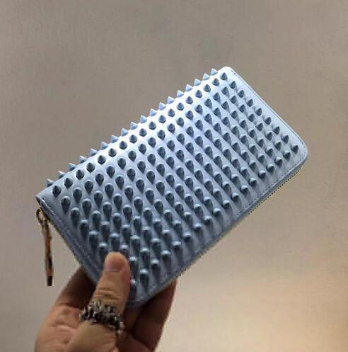 上品なデザイン　クリスチャン ルブタン Christian Louboutin　お洒落な長財布.