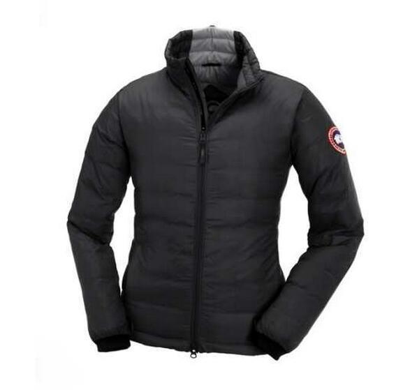 保温効果も抜群のCanada Goose 厚手の生地で好印象があるダウンジャケット.