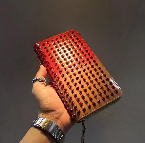 実用的なアイテム　クリスチャン ルブタン　 使い勝手の良い長財布 ラウンドジップ  レッドピンク